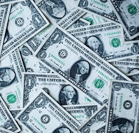Descubre cuáles son las monedas que valen más que el dólar americano